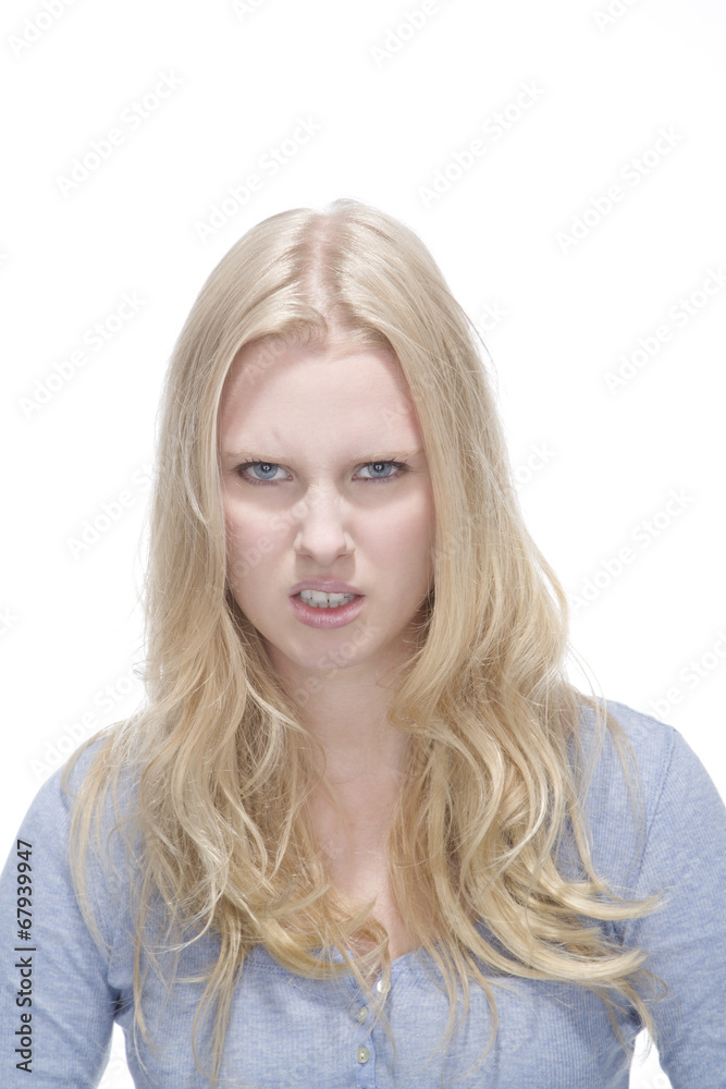 Verärgerte blonde Frau schaut ins Kamera Verärgerte blonde Frau schaut ins Kamera