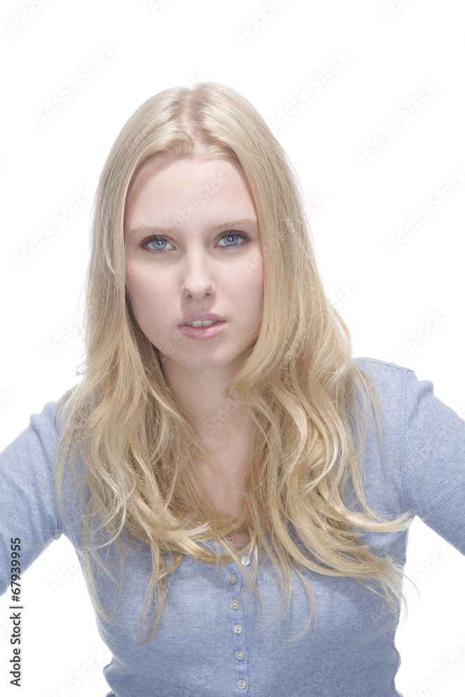 Junge blonde Frau schaut ins Kamera gegen weisser Hintergrund Junge blonde Frau schaut ins Kamera gegen weisser Hintergrund