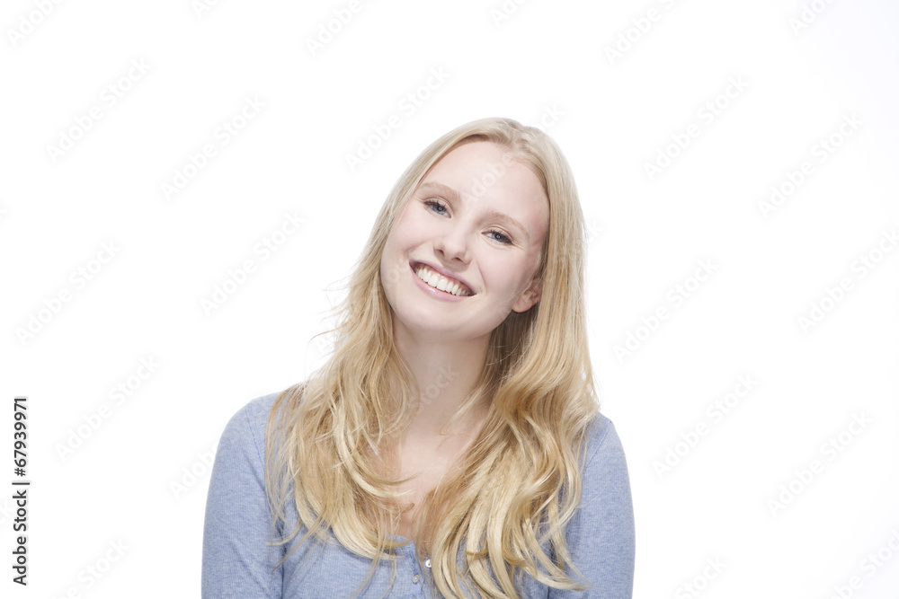 Junge blonde Frau lächelt gegen weisser Hintergrund Junge blonde Frau lächelt gegen weisser Hintergrund