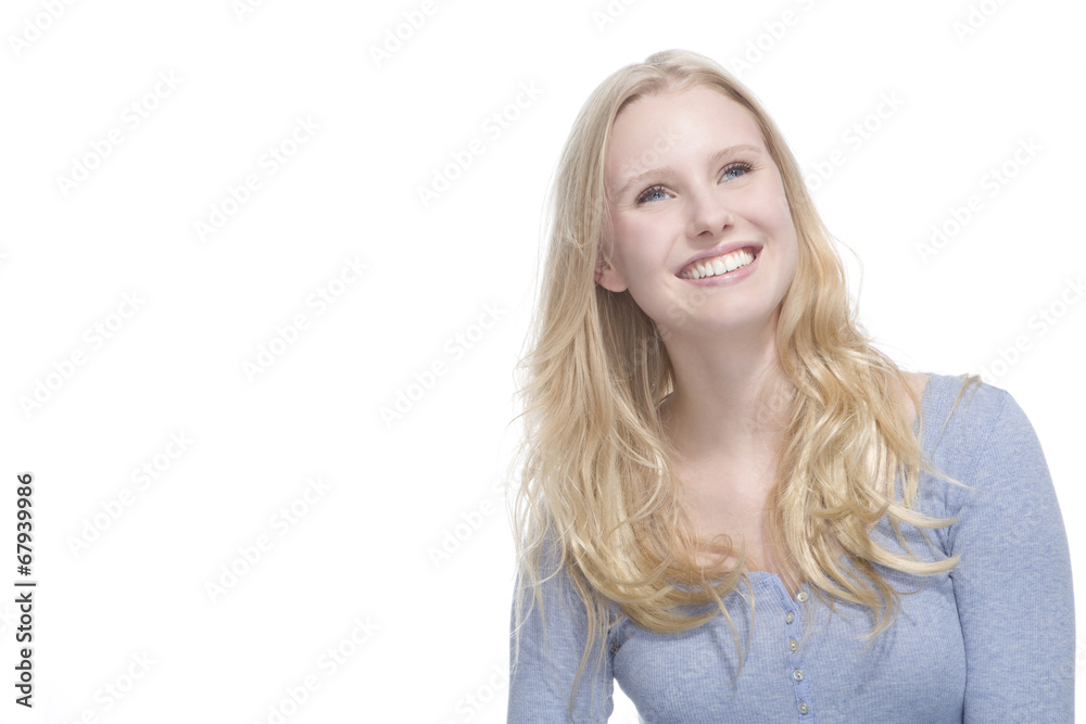 Junge blonde Frau lächelt gegen weisser Hintergrund Junge blonde Frau lächelt gegen weisser Hintergrund