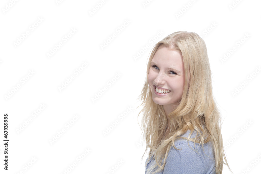 Junge blonde Frau lächelt gegen weisser Hintergrund Junge blonde Frau lächelt gegen weisser Hintergrund