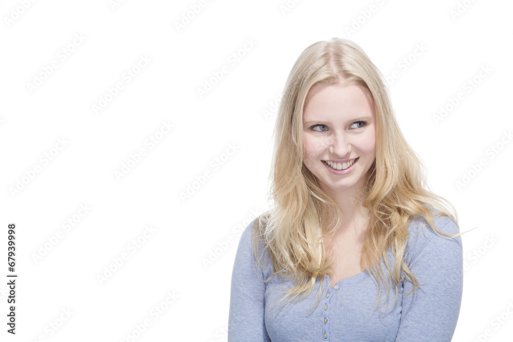 Junge blonde Frau lächelt gegen weisser Hintergrund Junge blonde Frau lächelt gegen weisser Hintergrund