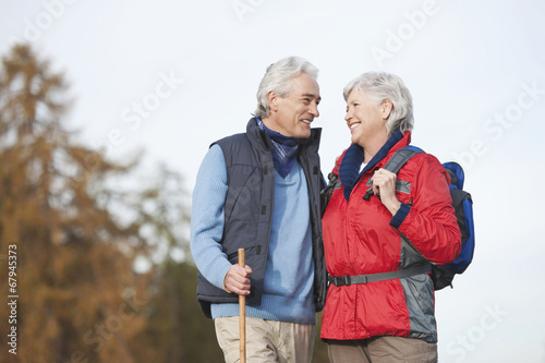 Älteres Paar Wandern in den Dolomiten
