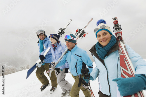 Italien,Südtirol, Personen,Skier über die Schulter photo