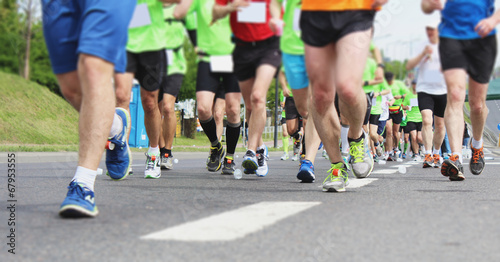 Nogi biegaczy podczas ulicznego biegu maratonu © Artur Rorat