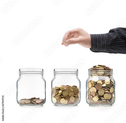 Münzen im Glas mit Hand