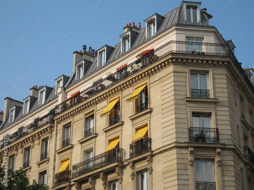 Fototapeta premium Immeuble paris aux stores jaunes