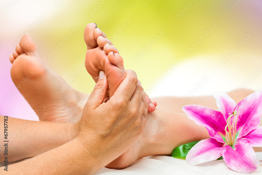 Fototapeta premium Spa therapist doing foot massage