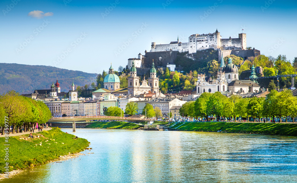 Naklejka premium Salzburg panoramę z rzeką Salzach na wiosnę, Austria