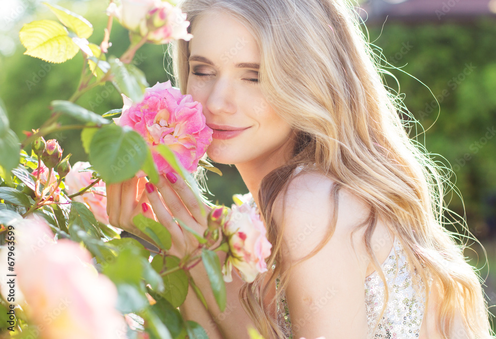 Fototapeta premium Fashion beauty girl with roses flowers