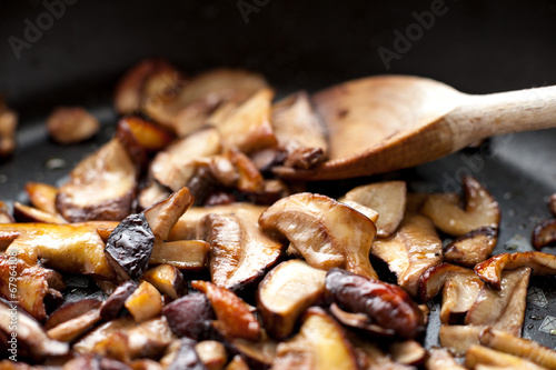 Funghi porcini affettati rosolati in padella photo