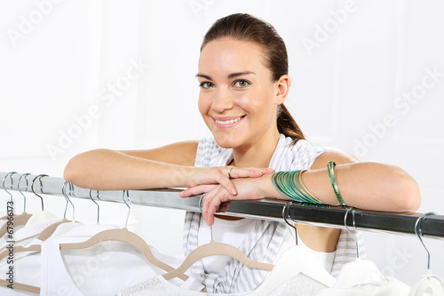 Sprzedawca, stylista, zakupy w sklepie odzieżowym