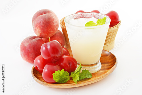 新鮮な果物とジュース