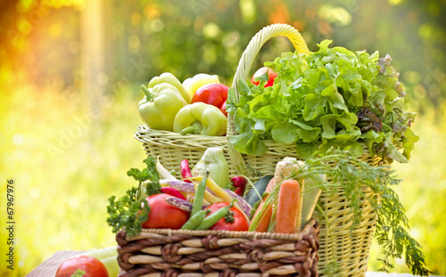 Fototapeta Naklejka Na Ścianę i Meble -  Fresh vegetables in wicker basket
