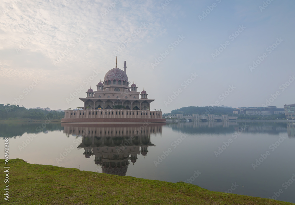 Fototapeta premium Putra mosque in morning mist, Putrajaya, Malaysia