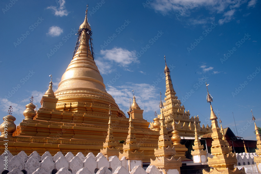 Fototapeta premium Golden Pagoda in Sanda Muni Paya in Myanmar.