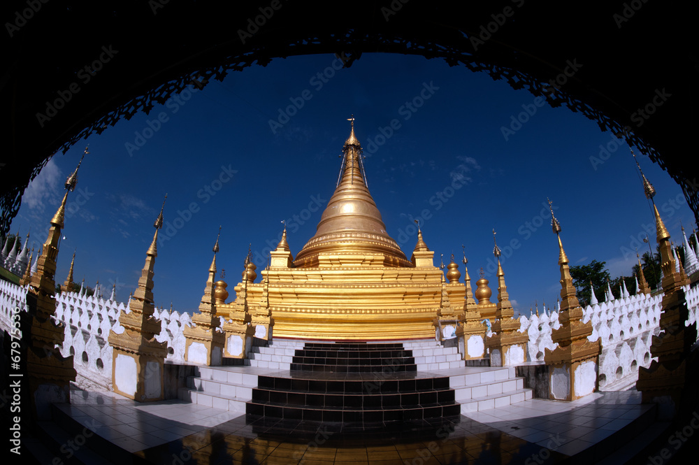 Fototapeta premium Golden Pagoda in Sanda Muni Paya in Myanmar.