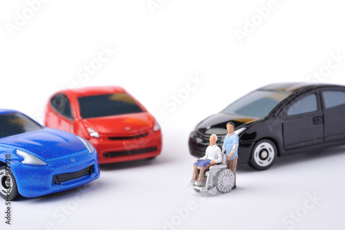 車椅子の介護と交通弱者 © beeboys