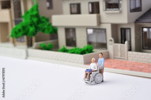 車椅子に乗っている高齢者と都市生活