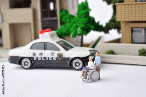 車椅子生活の高齢者と警察
