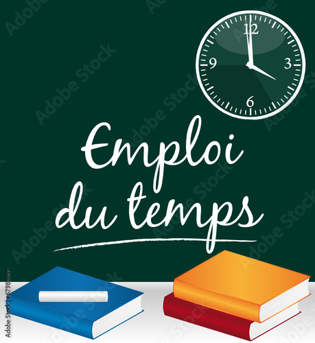 Emploi du temps écrit au tableau dan salle de classe.