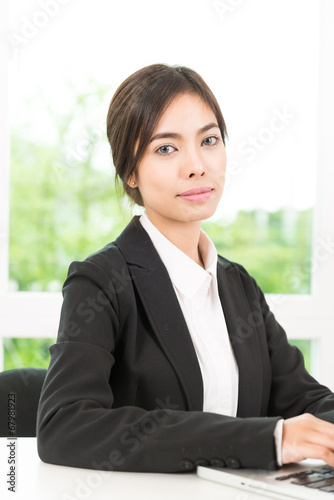 Business woman using computer laptop Free Download Business woman using computer laptop - GFXLoad