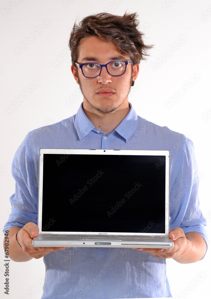 Hombre joven mostrando la pantalla de un ordenador portátil. Hombre joven mostrando la pantalla de un ordenador portátil.