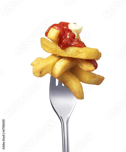 Pommes mit ketchup und majonaise auf Gabel photo