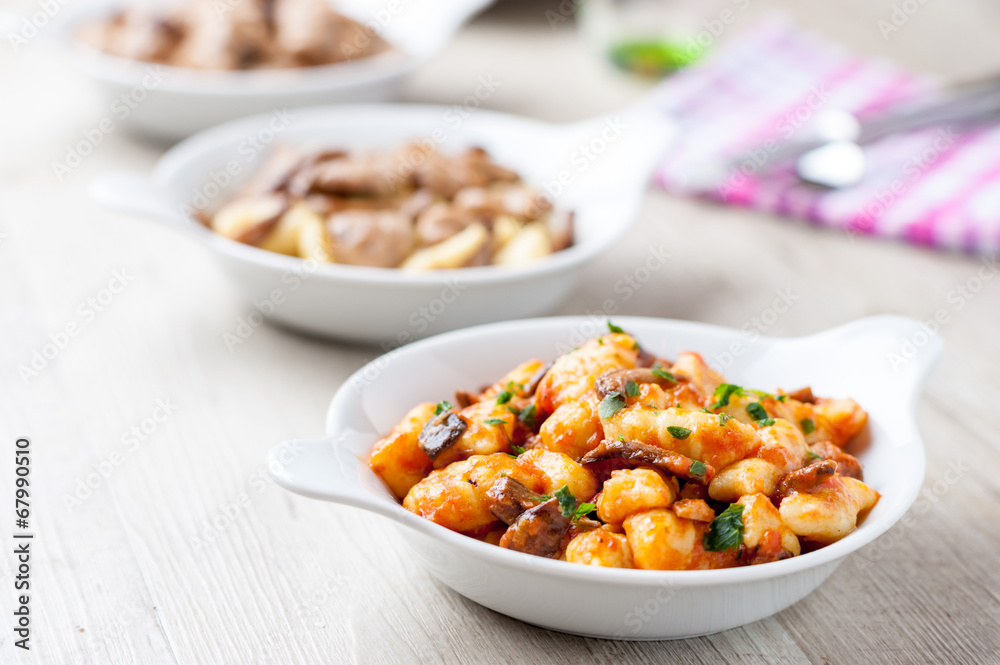 Gnocchi di patate conditi con sugo rosso e funghi porcini Gnocchi di patate conditi con sugo rosso e funghi porcini