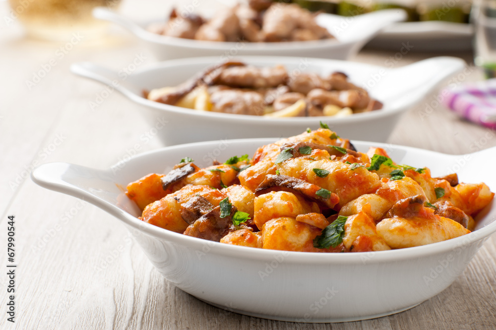 Gnocchi di patate conditi con sugo rosso e funghi porcini Gnocchi di patate conditi con sugo rosso e funghi porcini