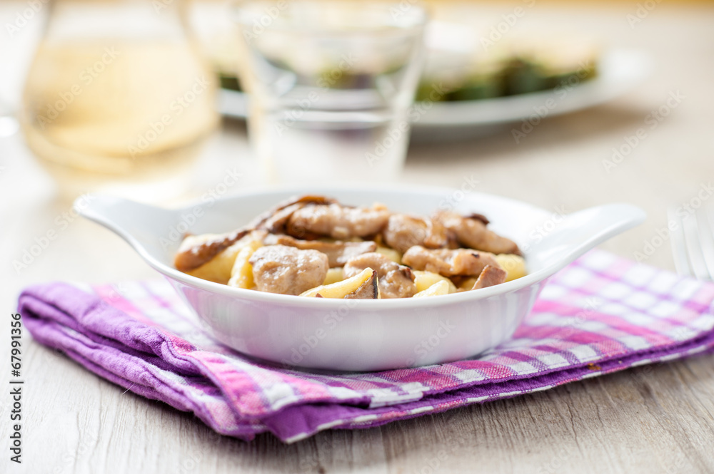 Gnocchi di patate e castagne misti con funghi porcini nel piatto