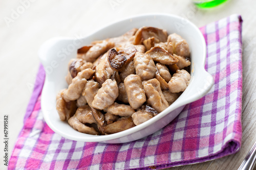 Gnocchi di castagne preparati in casa con funghi porcini