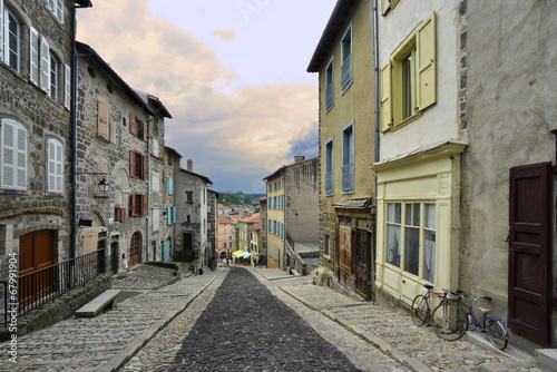 Fototapeta Naklejka Na Ścianę i Meble -  Ruelle du Puy en Velay (43000), département de la Haute-Loire en région Auvergne-Rhône-Alpes, france