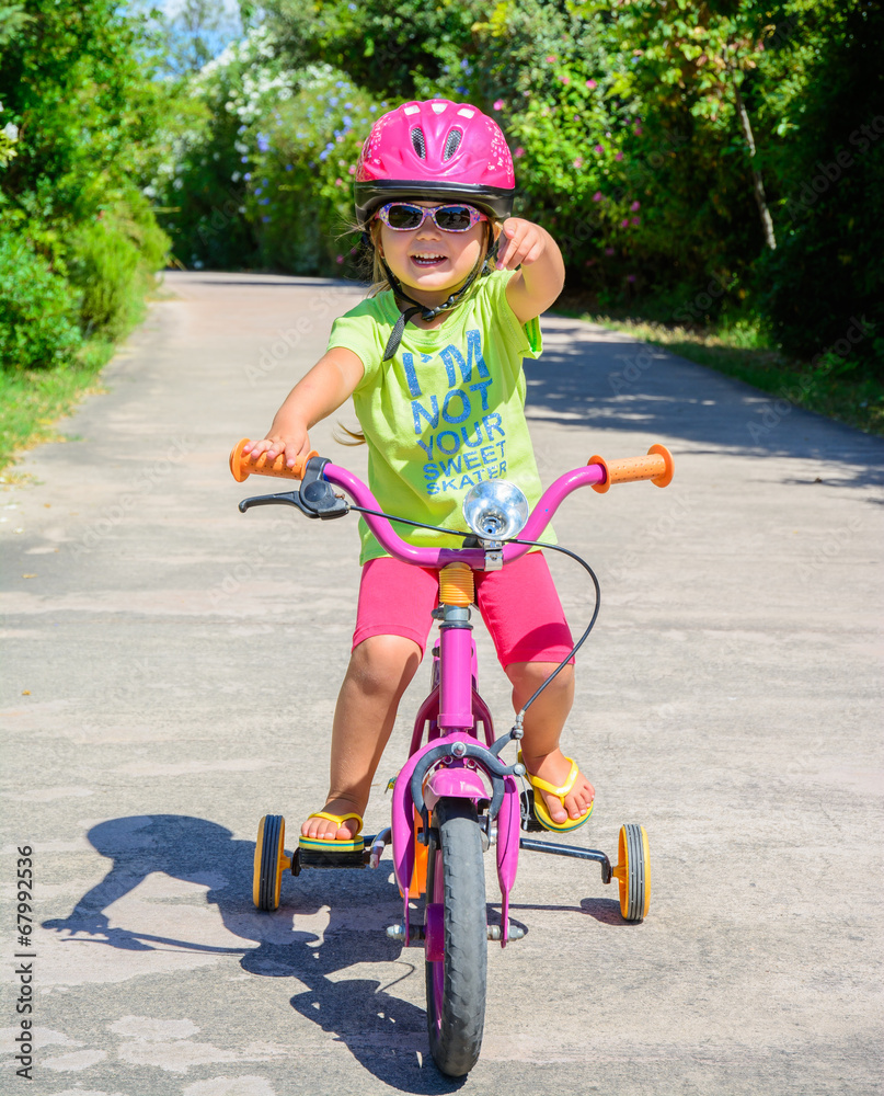 Obraz premium Bambina in bicicletta
