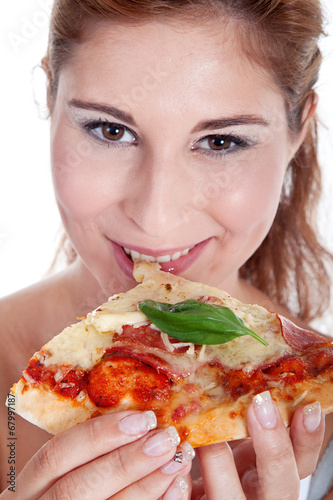 Hübsche Frau beißt in Pizzastück Nahaufnahme