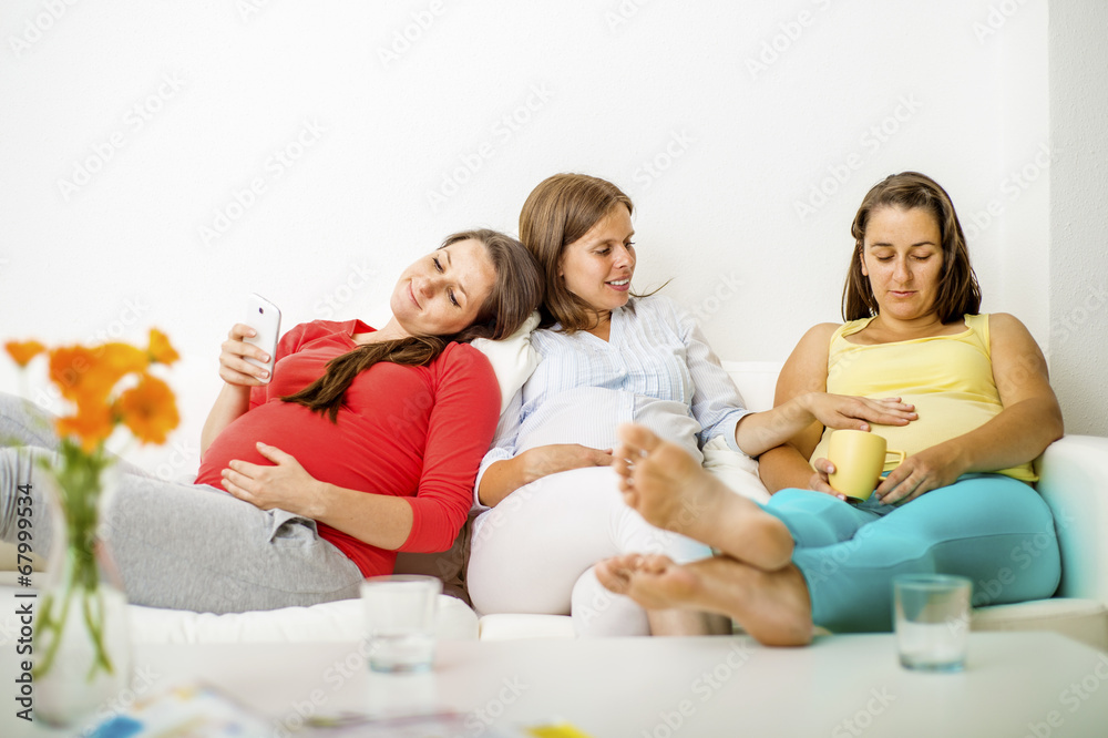 © Halfpoint - Pregnant women on sofa