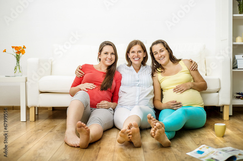 Pregnant women on sofa © Halfpoint