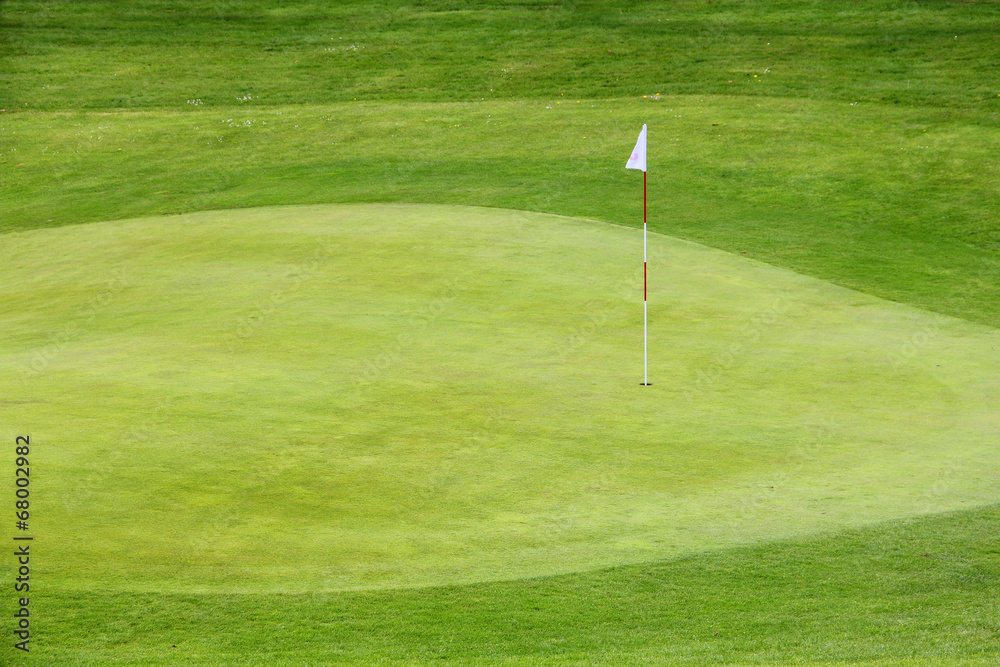 Obraz premium Golf flag on the green grass