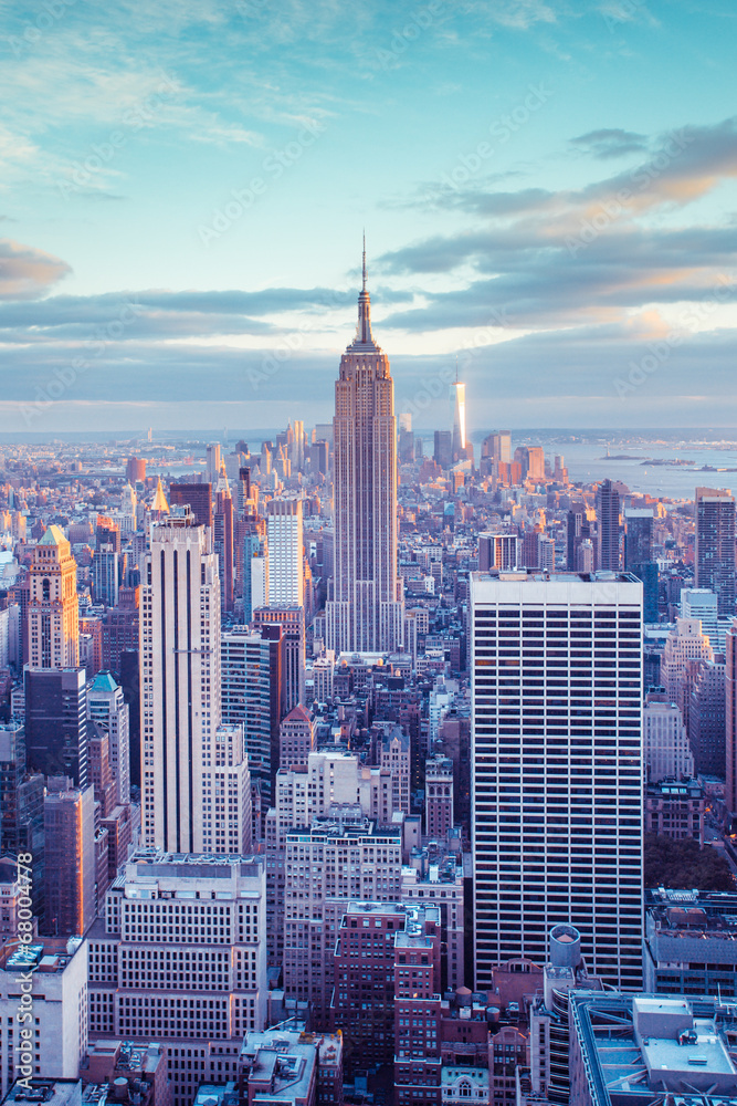 Naklejka premium Panoramę Nowego Jorku pod pastelowym wieczornym niebem