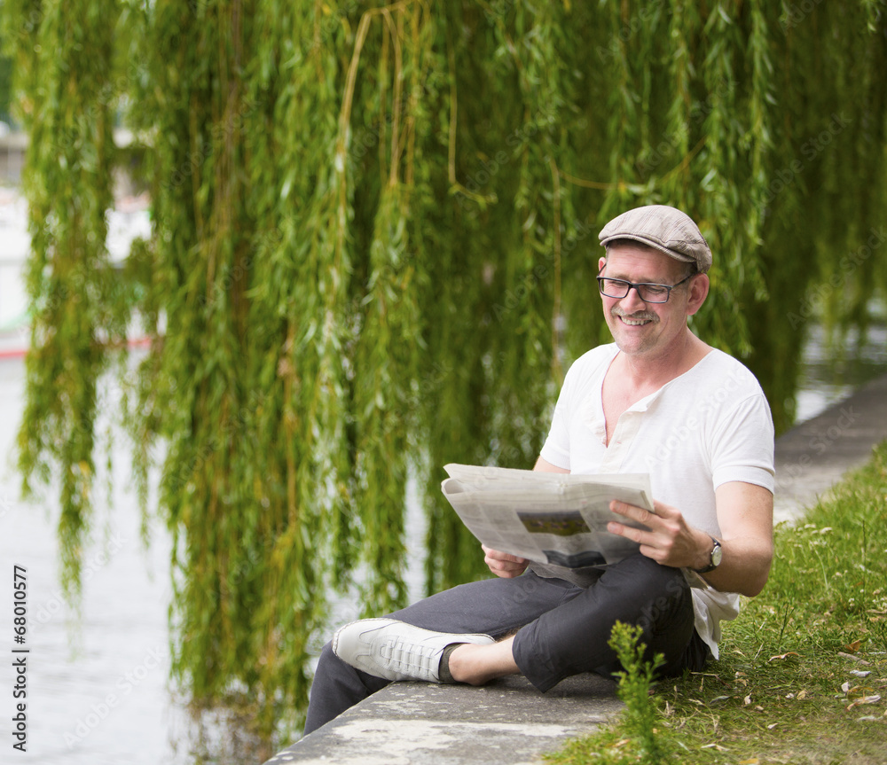 Obraz premium man with newspaper