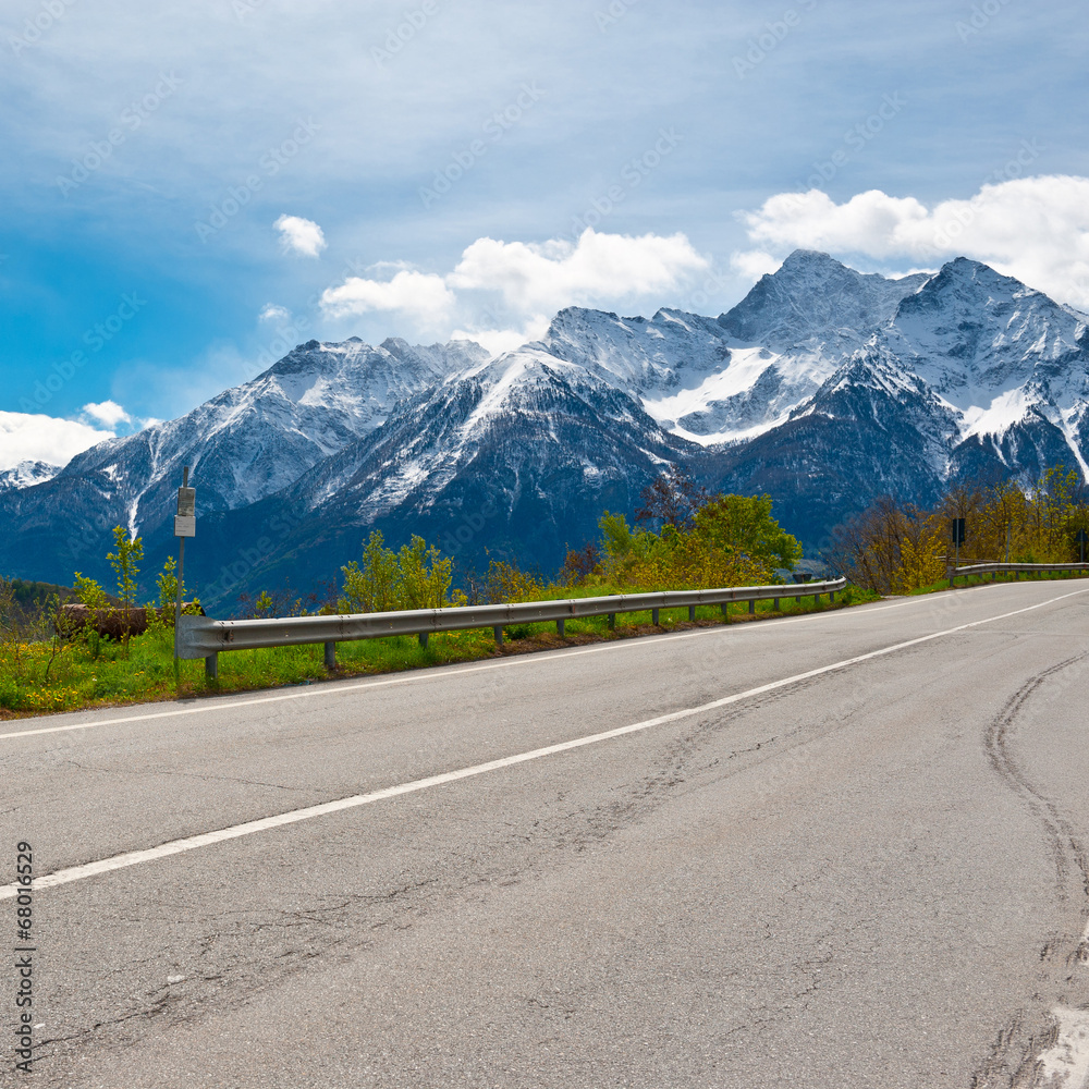 Naklejka premium Road in the Alps