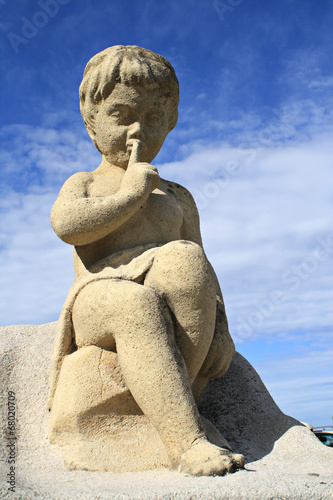 Kinderstatue unter blauem Himmel in Frankreich