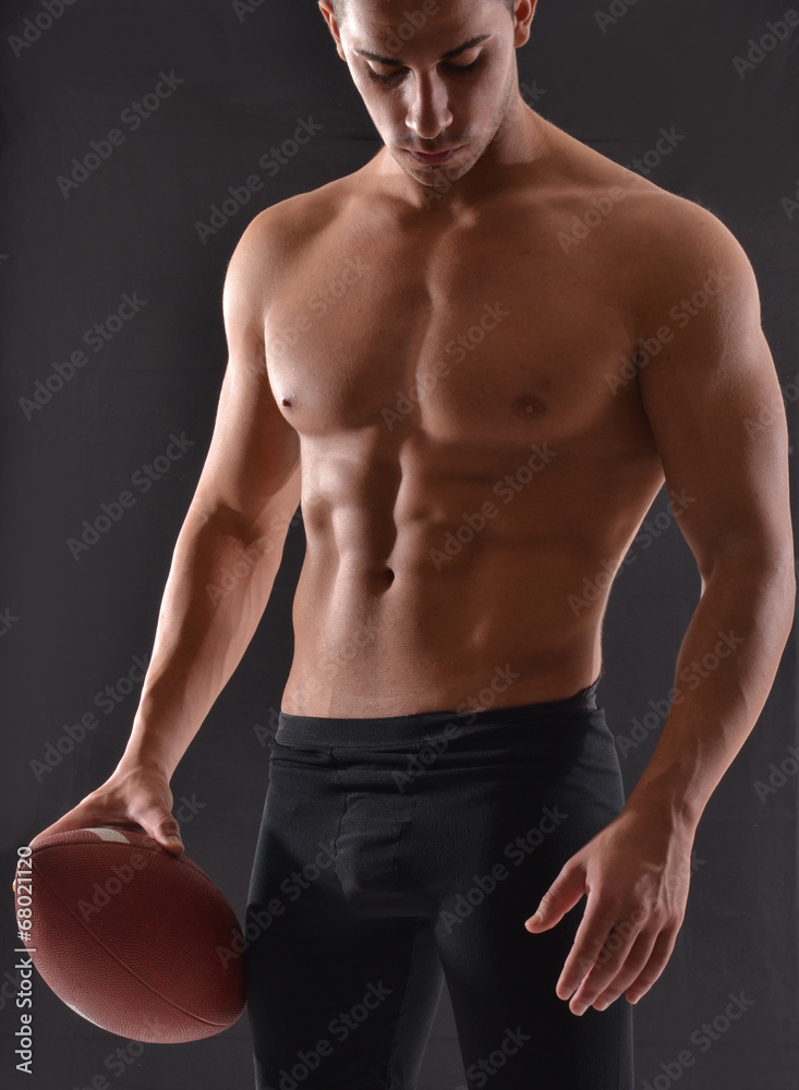 Retrato De Vários Jovens Jogadores De Rugby Segurando Uma Bola De Rúgbi  Enquanto Se Posicionavam Com Os Braços Cruzados Fora Do Ca Foto de Stock -  Imagem de jogador, rubi: 251796016