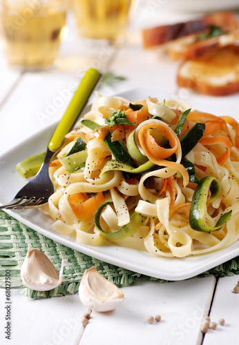 Фотография tagliatelle con verdure assortite
