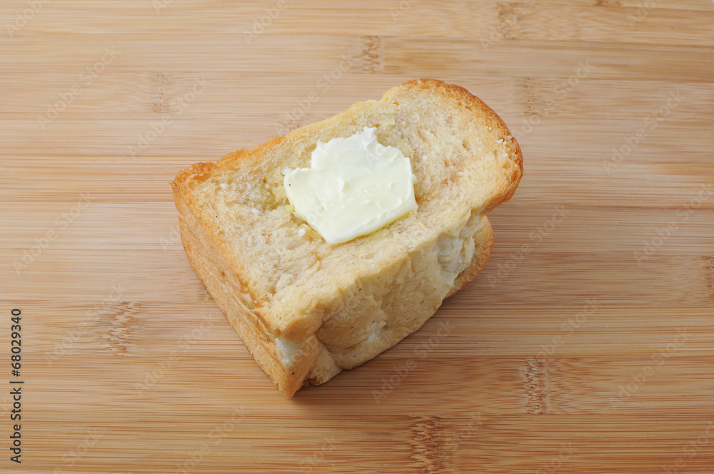 まな板にのせたパン フレンチ トースト バター