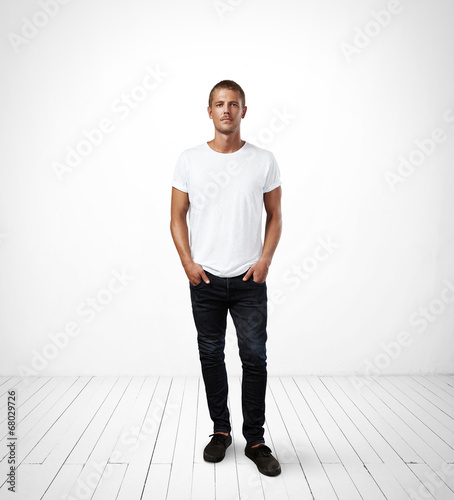 Man wearing white t-shirt © SFIO CRACHO