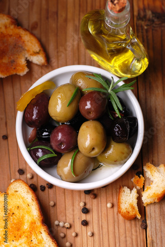olive da tavola assortite nella ciotola bianca