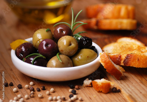olive da tavola assortite nella ciotola bianca photo