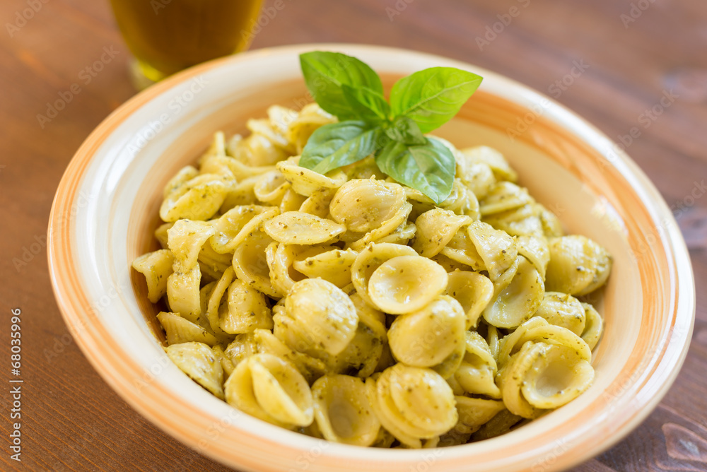 Orecchiette al pesto, pasta italiana Orecchiette al pesto, pasta italiana