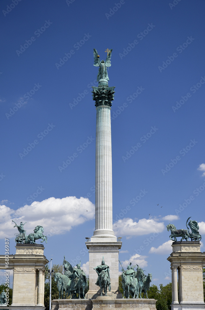 Monumento del Millennio, obelisco centrale, Budapest. 2
